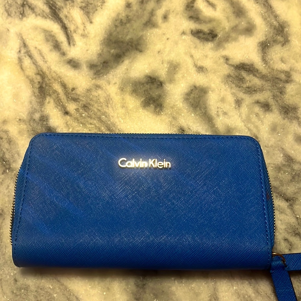 Beautiful brite blue wallet.  I never carried